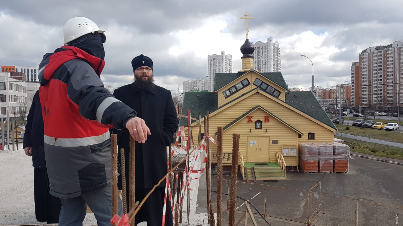 Храм на люберецких полях. Церковь Марьинский парк. Храм Воскресения Словущего в Марьинском парке. Юго Восточный парк Зябликово. Строительство храма в Марьинском парке.