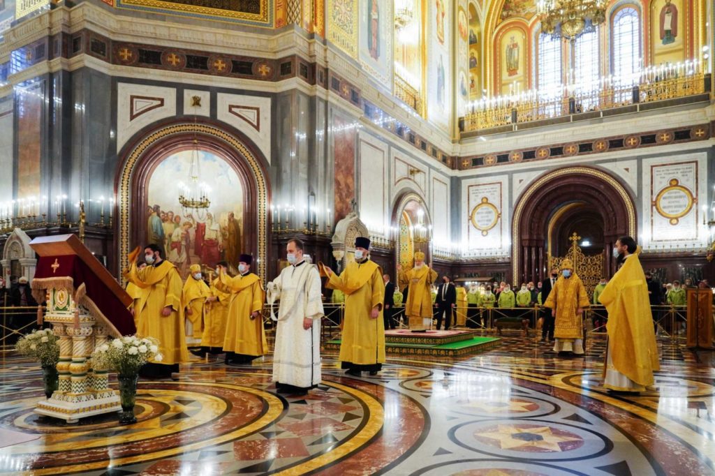 Божественная литургия в храме Христа Спасителя