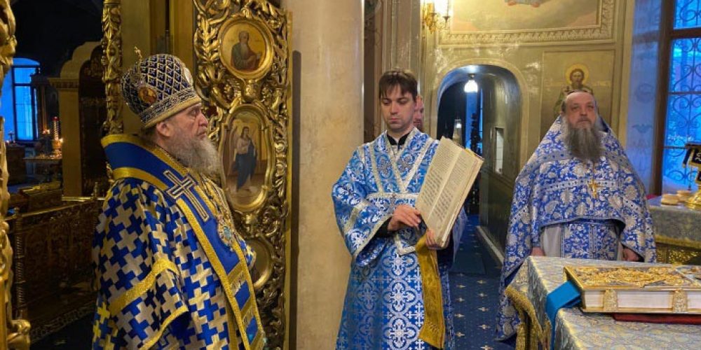 В праздник Сретения Господня митрополит Астанайский Александр совершил Литургию в храме на Миусском кладбище