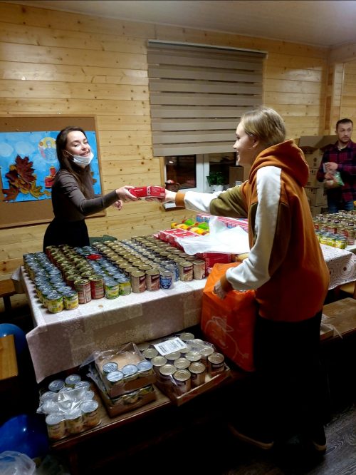 Волонтеры молодежного центра при храме иконы Божией Матери «Отрада и Утешение» в Ярославском повторно провели акцию «Продукты в помощь»