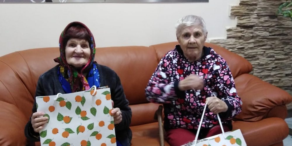 Подарки для одиноких стариков и людей с инвалидностью от молодежи викариатства