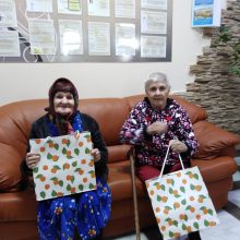 Подарки для одиноких стариков и людей с инвалидностью от молодежи викариатства