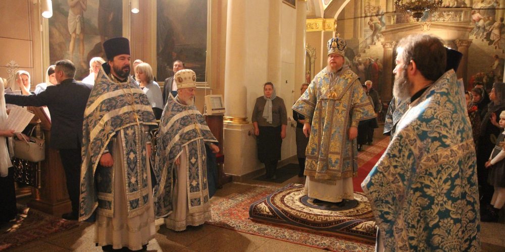 Божественная литургия в храме святителя Николая Чудотворца в Толмачах