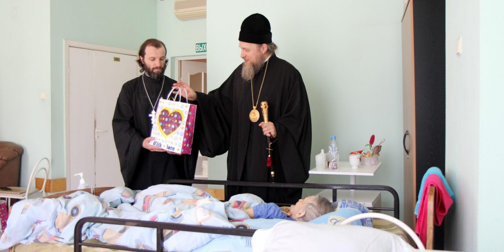Епископ Иоанн поделился пасхальной радостью с персоналом и пациентами хосписа № 4