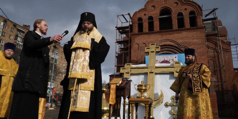 Храм Казанской иконы Божией Матери в Лосиноостровской увенчался куполом и крестом
