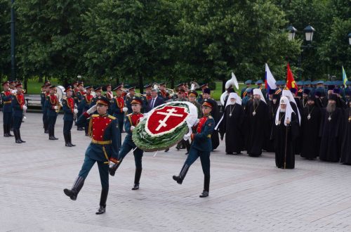 Архиепископ Егорьевский Матфей принял  участие в церемонии возложения венков к могиле Неизвестного солдата у Кремлевской стены