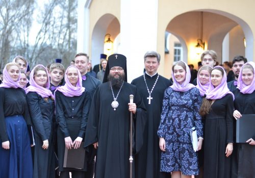Православная молодежь викариатств приняла участие в вечерни с пассией в храме Сретения Господня в Жулебино