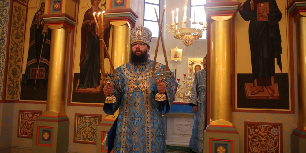 Архиепископ Егорьевский Матфей возглавил Божественную литургию в храме преподобного Серафима Саровского в Раево