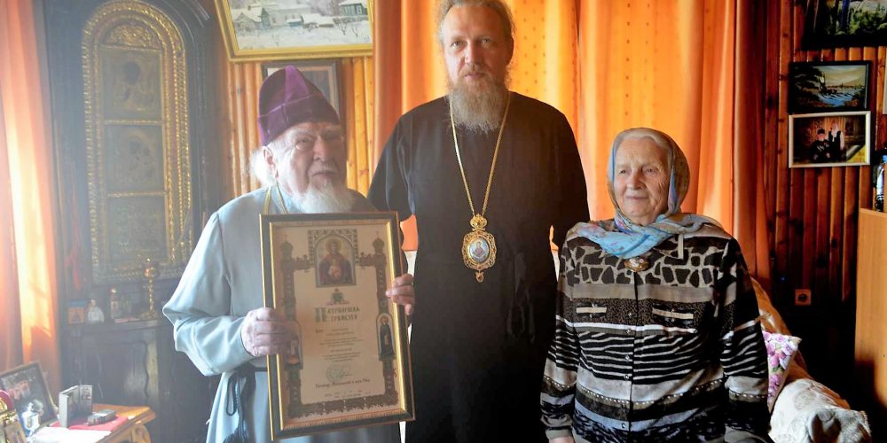 Епископ Иоанн поздравил протоиерея Николая Дятлова с 65-летием служения в священном сане