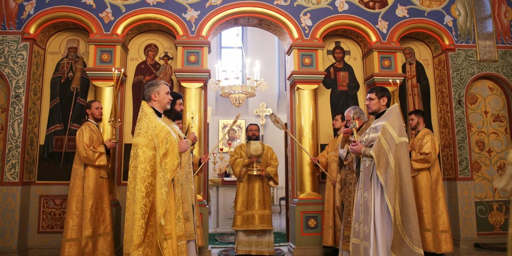 Архиепископ Егорьевский Матфей совершил Литургию в храме Преподобного Серафима Саровского в Раеве