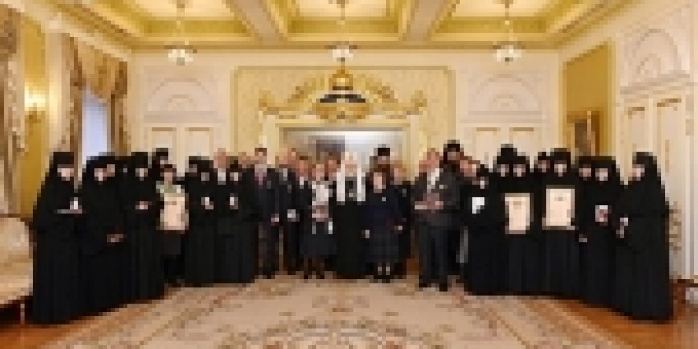 Святейший Патриарх Кирилл вручил награды сотрудникам Московской Патриархии, отмечающим памятные даты