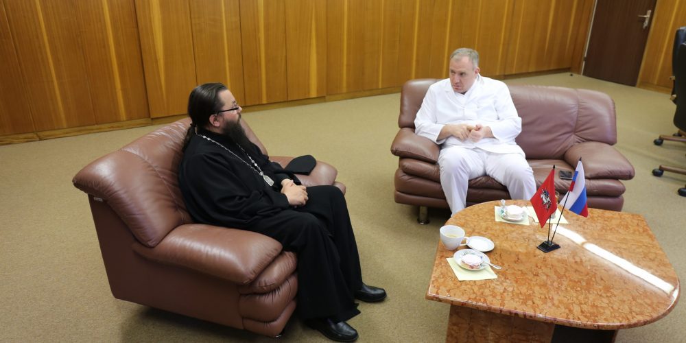 Состоялась встреча архиепископа Егорьевского Матфея с главным врачом госпиталя для ветеранов войн №3