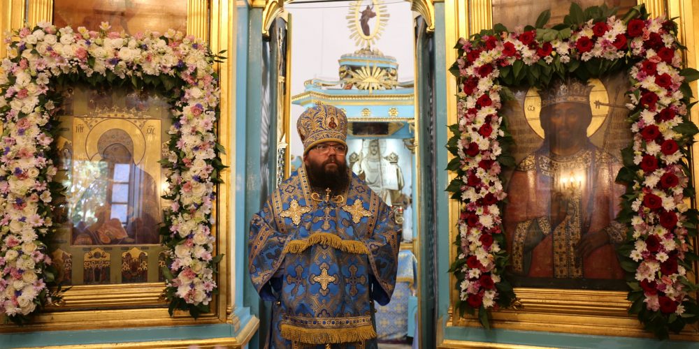 Архиепископ Егорьевский Матфей возглавил Божественную Литургию в храме Владимирской иконы Божией Матери в Виноградове