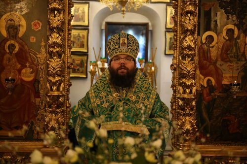 Архиепископ Егорьевский Матфей совершил Божественную литургию в храме Троицы Живоначальной в Усадьбе Свиблово