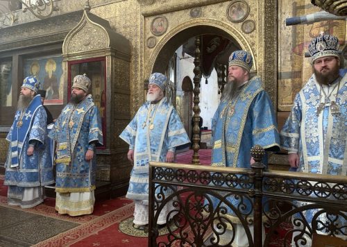 В праздник Казанской иконы Божией Матери архиепископ Егорьевский Матфей сослужил митрополиту Крутицкому Павлу в Успенском соборе Кремля