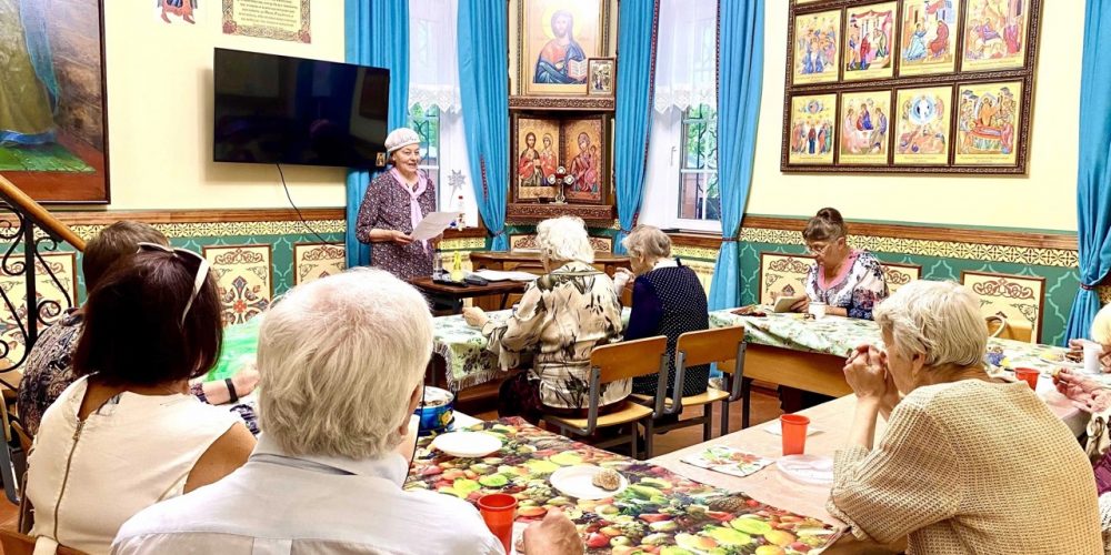 В рамках программы «Московское долголетие» при храме святых мучеников Адриана и Наталии в Бабушкине состоялась одиннадцатая встреча участников Киноклуба