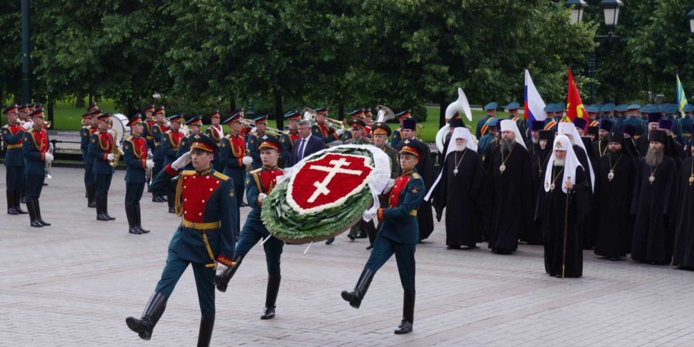 Архиепископ Егорьевский Матфей принял  участие в церемонии возложения венков к могиле Неизвестного солдата у Кремлевской стены