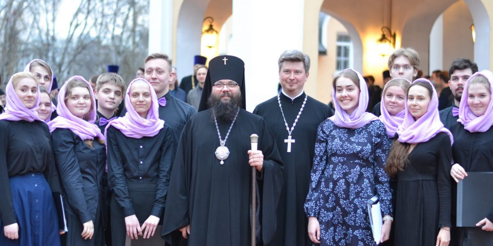Православная молодежь викариатств приняла участие в вечерни с пассией в храме Сретения Господня в Жулебино