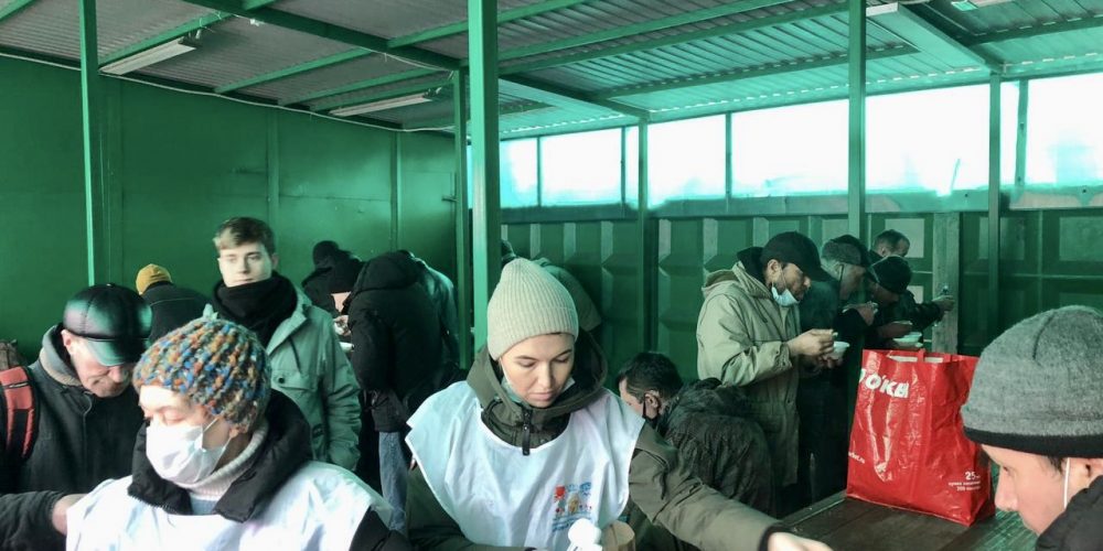 Молодежный актив храма Святителя Макария (Невского) в Бутырском поучаствовал в кормлении бездомных