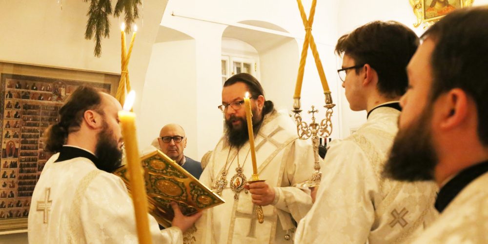 Архиепископ Егорьевский Матфей совершил великое повечерие и утреню в храме Живоначальной Троицы в усадьбе Свиблово