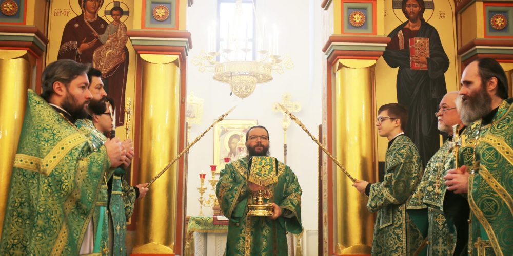 Престольный праздник молитвенно отметили в храме преподобного Серафима Саровского в Раево