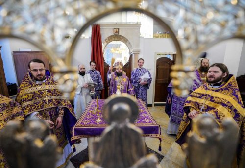 Сослужение викарного архиерея Святейшему Патриарху Кириллу в великом освящении храма Сретения Господня в Жулебине