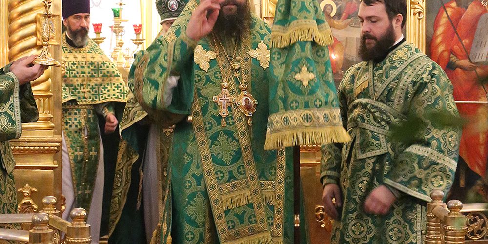В день престольного праздника Храма Живоначальной Троицы на Пятницком кладбище Архиепископ Егорьевский Матфей совершил Божественную литургию.