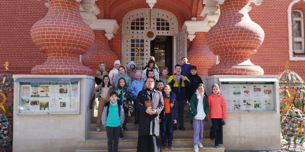 Учащиеся школы № 1503 посетили храм Живоначальной Троицы при бывшем приюте братьев Бахрушиных
