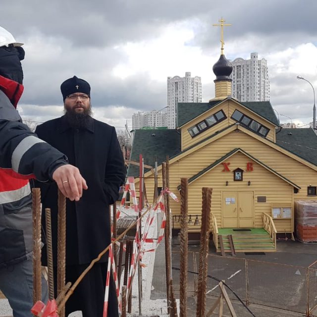 Архиепископ Егорьевский Матфей посетил строящийся храм Воскресения Словущего в Марьинском парке г. Москвы