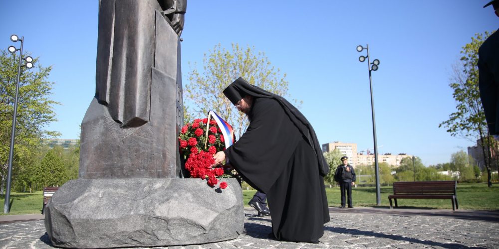 Управляющий Северо-Восточным викариатством возложил цветы к памятнику «Плечом к плечу», посвященному памяти московских ополченцев