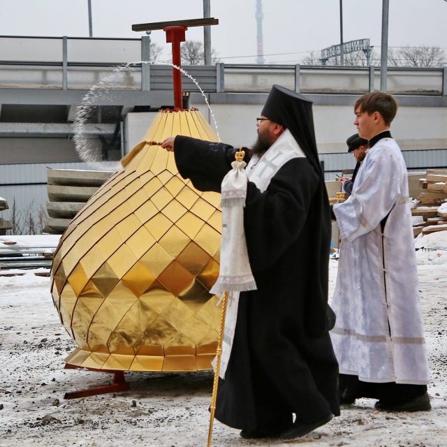 Архиепископ Егорьевский Матфей освятил купола и колокола строящегося храма Успения Божией Матери в Останкино