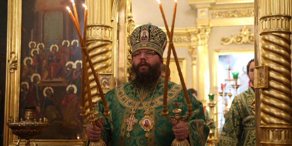 Архиепископ Матфей возглавил Божественную литургию по случаю престольного праздника Троицкого храма на Пятницком кладбище