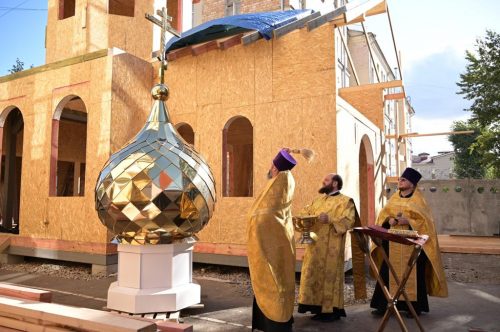 Состоялось освящение креста и купола строящегося храма при Академии ГПС МЧС России