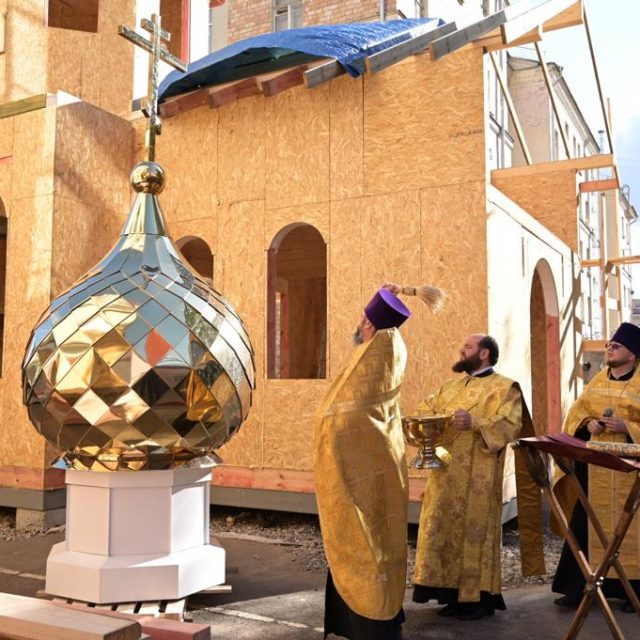 Состоялось освящение креста и купола строящегося храма при Академии ГПС МЧС России