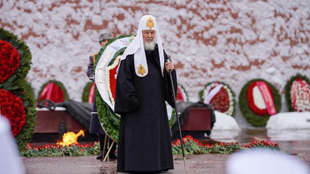 В День защитника Отечества Святейший Патриарх Кирилл возложил венок к могиле Неизвестного солдата у стен Московского Кремля