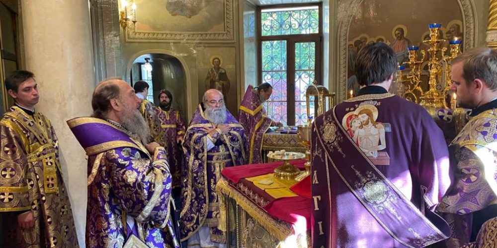 Митрополит Александр совершил Литургию в храме Представительства Православной Церкви Казахстана в Москве