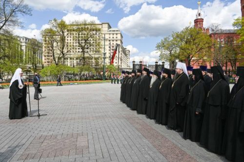Архиепископ Матфей принял участие в возложении венка к могиле Неизвестного солдата у Кремлевской стены