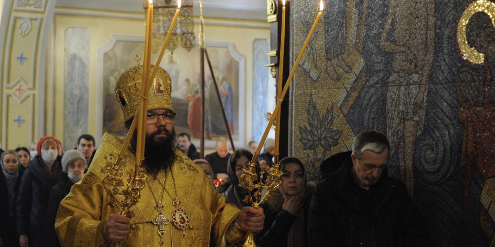 Архиепископ Егорьевский Матфей возглавил богослужение в храме Воздвижения Креста Господня в Алтуфьеве