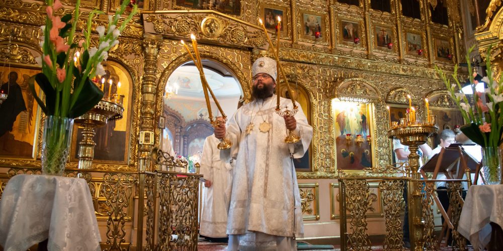 Архиепископ Егорьевский Матфей совершил Литургию в храме Преображения Господня в Богородском