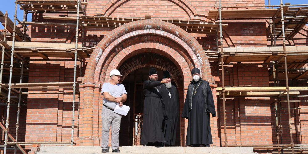 Архиепископ Егорьевский Матфей посетил строящийся храм Казанской иконы Божьей Матери в Лосиноостровской