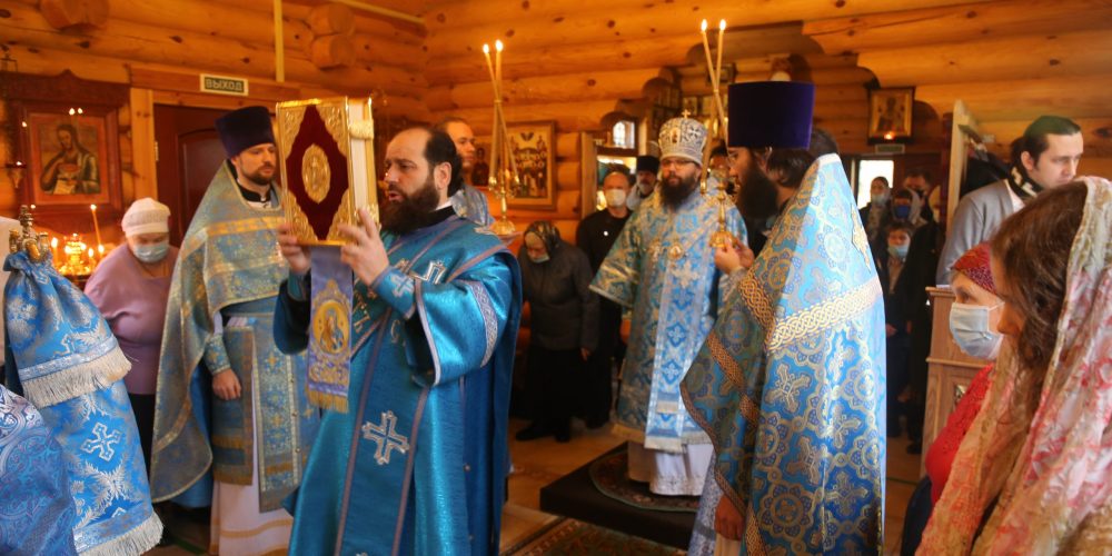 Архиепископ Егорьевский Матфей совершил Литургию в храме-часовне в честь Иверской иконы Божией Матери