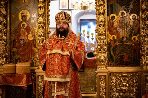 Архиепископ Матфей возглавил Пасхальную литургию в храме Живоначальной Троицы в усадьбе Свиблово