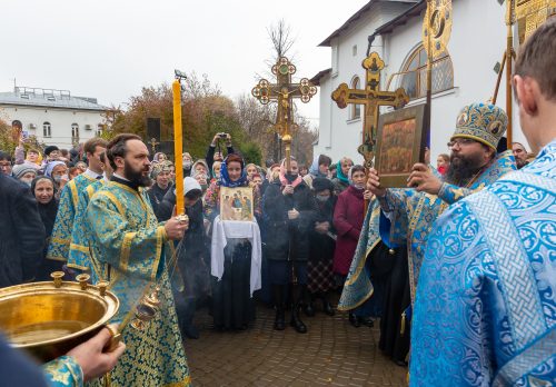Архиепископ Егорьевский Матфей совершил Божественную литургию в храме Покрова Пресвятой Богородицы в Медведкове.