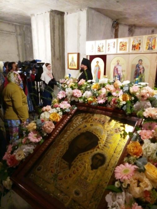 Архиепископ Егорьевский Матфей возглавил Божественную литургию в храме Казанской иконы Божьей Матери в Лосиноостровской