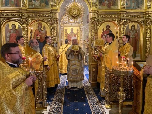 Митрополит Астанайский Александр совершил Литургию и заупокойную литию в храме на Миусском кладбище