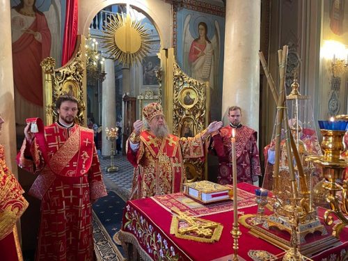 В день Радоницы митрополит Астанайский Александр совершил Литургию в храме на Миусском кладбище