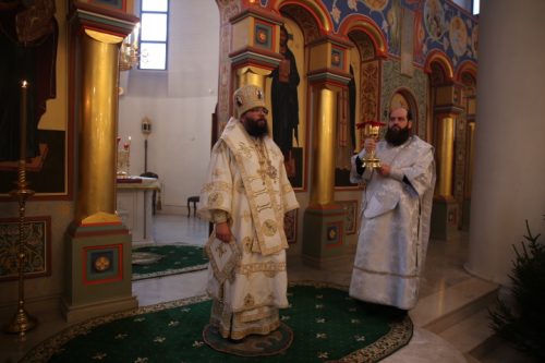 Архиепископ Егорьевский Матфей совершил Литургию в храме преподобного Серафима Саровского в Раеве