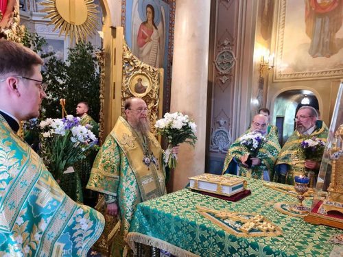 В праздник Святой Троицы глава Казахстанского митрополичьего округа совершил Литургию в храме на Миусском кладбище