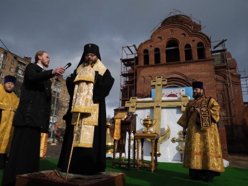 Храм Казанской иконы Божией Матери в Лосиноостровской увенчался куполом и крестом