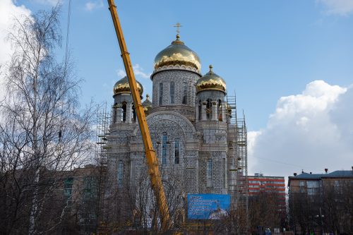 Храм равноапостольных Мефодия и Кирилла в Ростокине г. Москвы увенчался святыми крестами